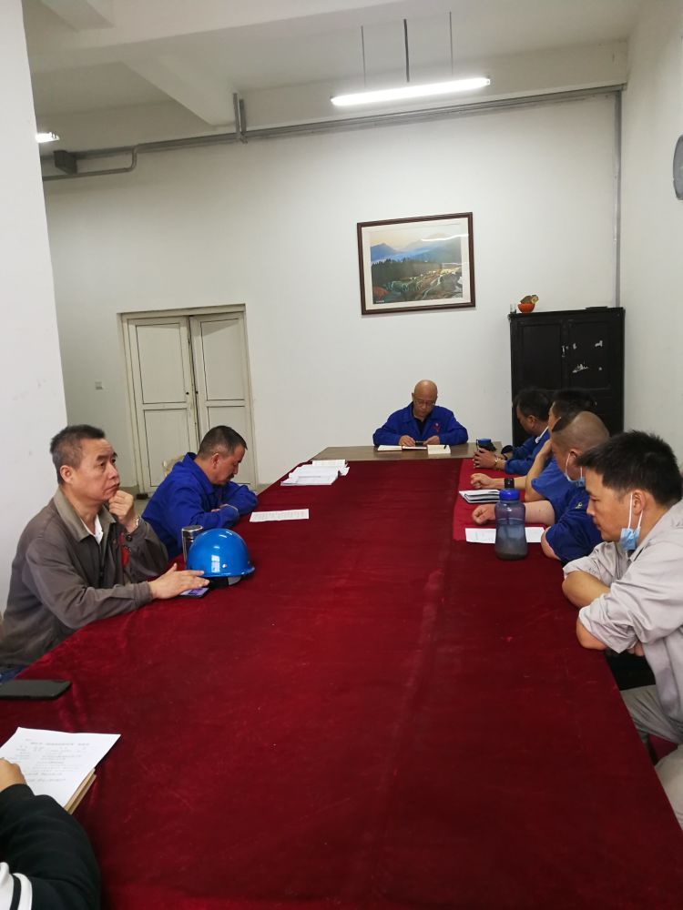 機(jī)加裝配黨支部召開(kāi)全體黨員大會(huì)，組織主題教育學(xué)習(xí)。