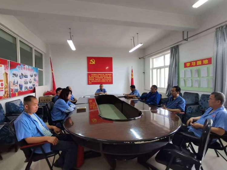 運(yùn)輸采供黨支部召開(kāi)黨員大會(huì)，組織主題教育集中學(xué)習(xí)。